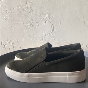 NWOT Vince Camuto Camo Sneakers, Size 7 1/2